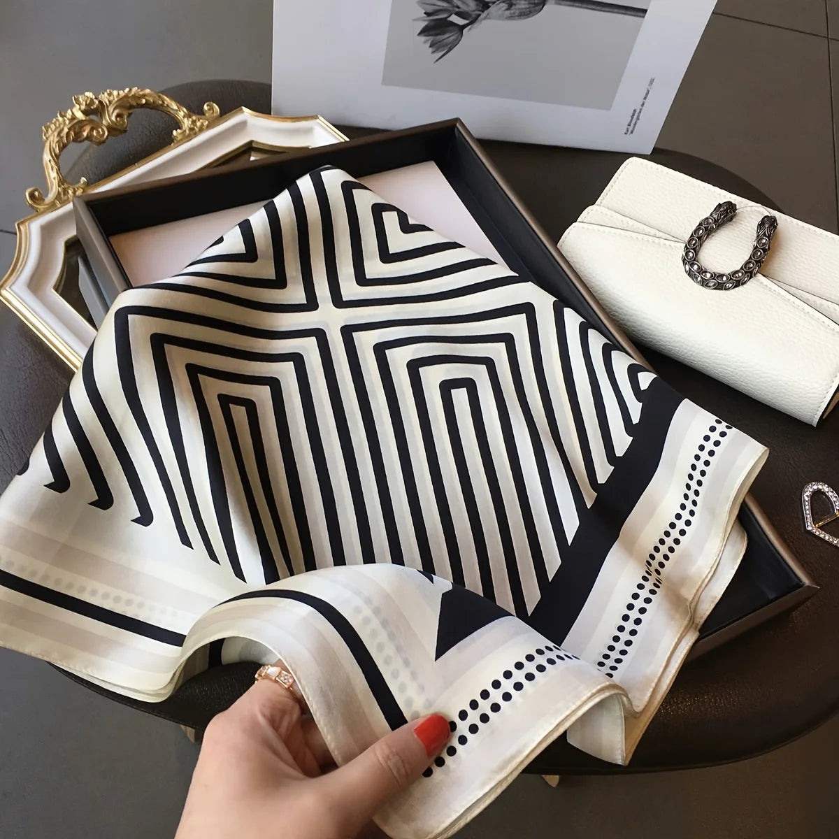 Foulard “Alméra” - Carré soyeux style nordique, chic et intemporel Neyvora