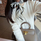 Foulard “Alméra” - Carré soyeux style nordique, chic et intemporel Neyvora